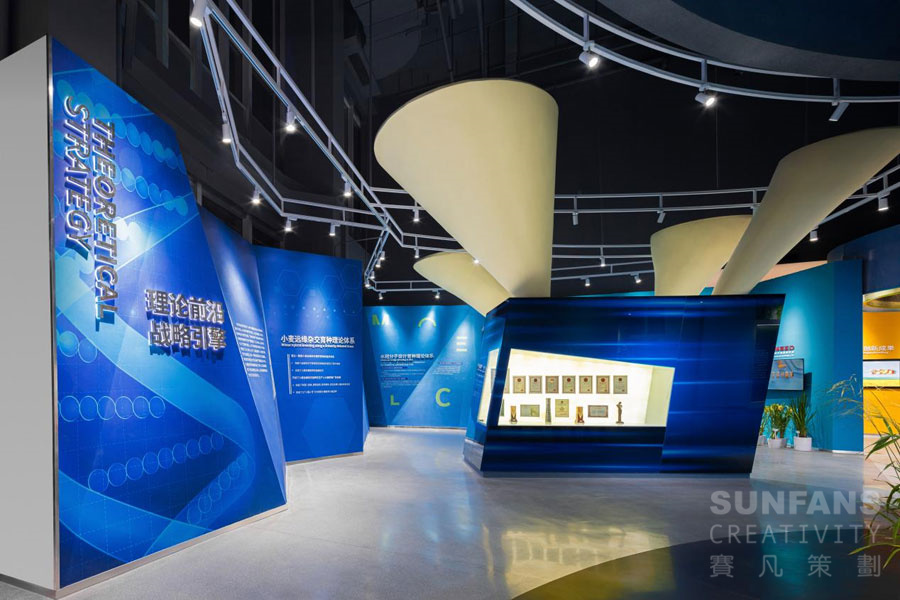 展廳設(shè)計(jì)中墻面的處理方法，這一點(diǎn)很贊，結(jié)實(shí)好用